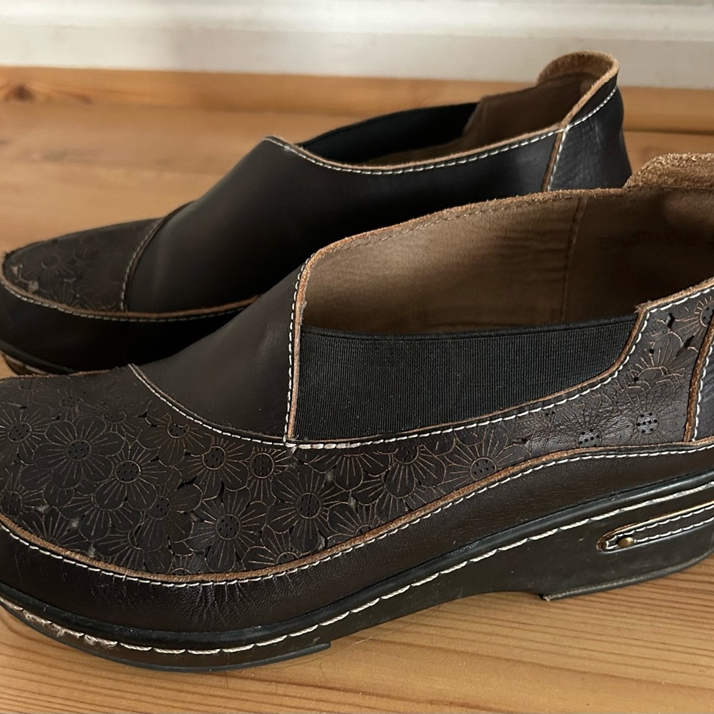 L’ARTISTE SPRING STEP Brunbak black w black stitch size 39 (US 8) flower pattern
